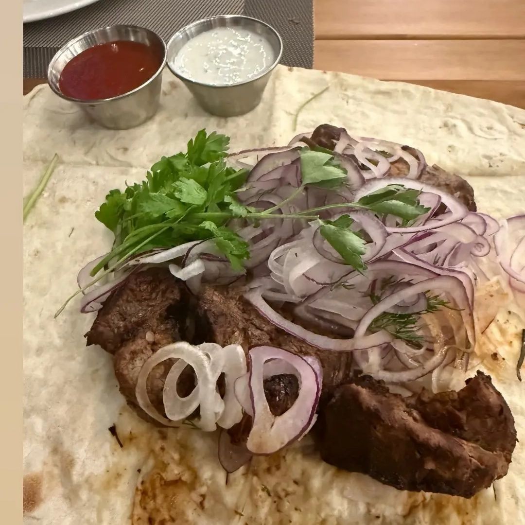 Шея свиная на мангале с луком и соусами на лаваше