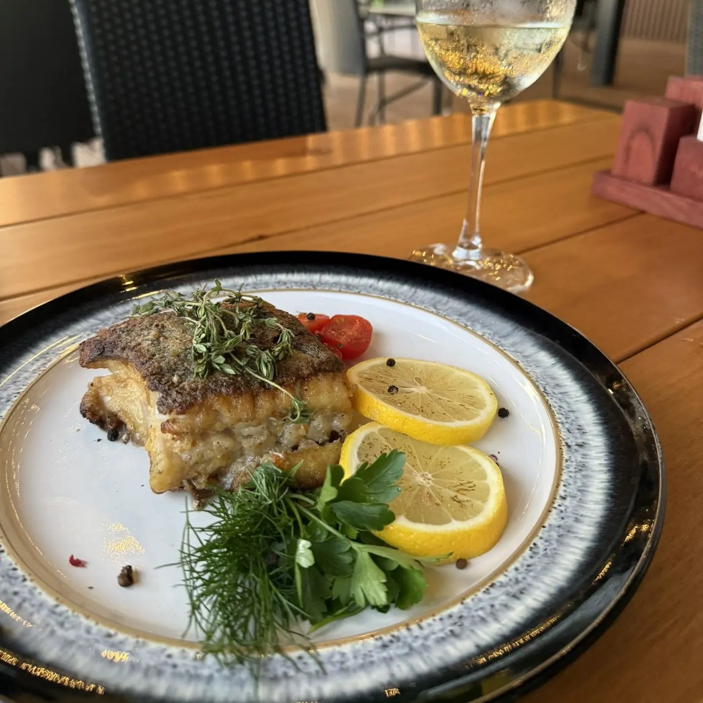 Рыба по сезону с лимоном и зеленью